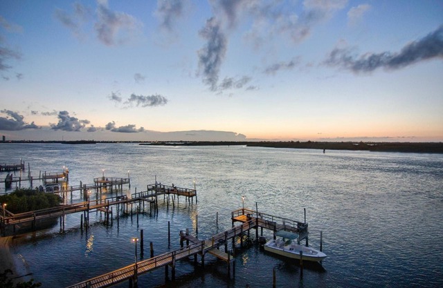 Hutchinson Island Plaza Hotel & Suites
