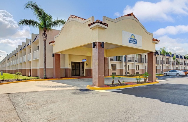 Days Inn & Suites by Wyndham Tampa Near Ybor City