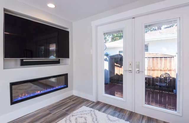 New Listing - Old Northeast Cottage with Studio - Gorgeous Finishes - Sleeps 5