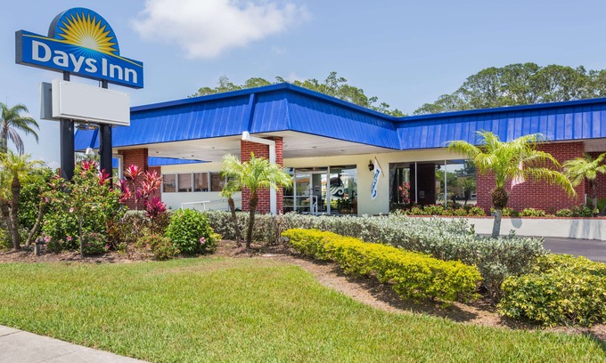 San Carlos Park Hotel | Days Inn by Wyndham Fort Myers Springs Resort