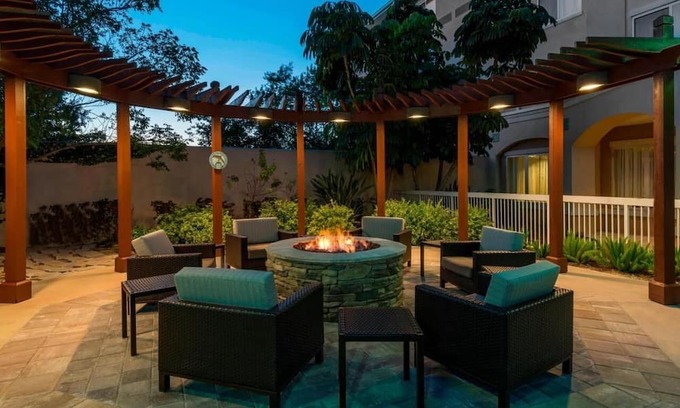 Biggar House | 2 Cozy Rooms Off I-75: Features Heated Pool, Free Parking & Bistro Dining