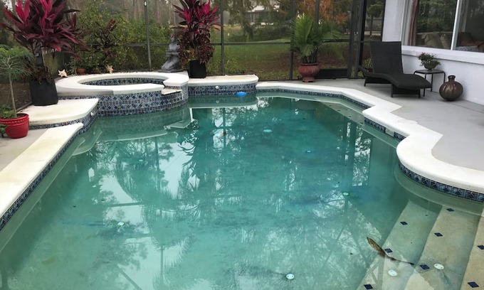 Orlando House | Lakeside house filled with art